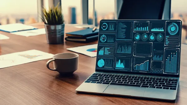 Laptop sobre mesa exibindo dados analíticos